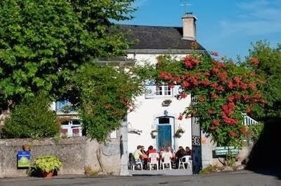 Chambres Et Tables D’hôtes La Maïnade, Chambre d'Hôtes à Buzy