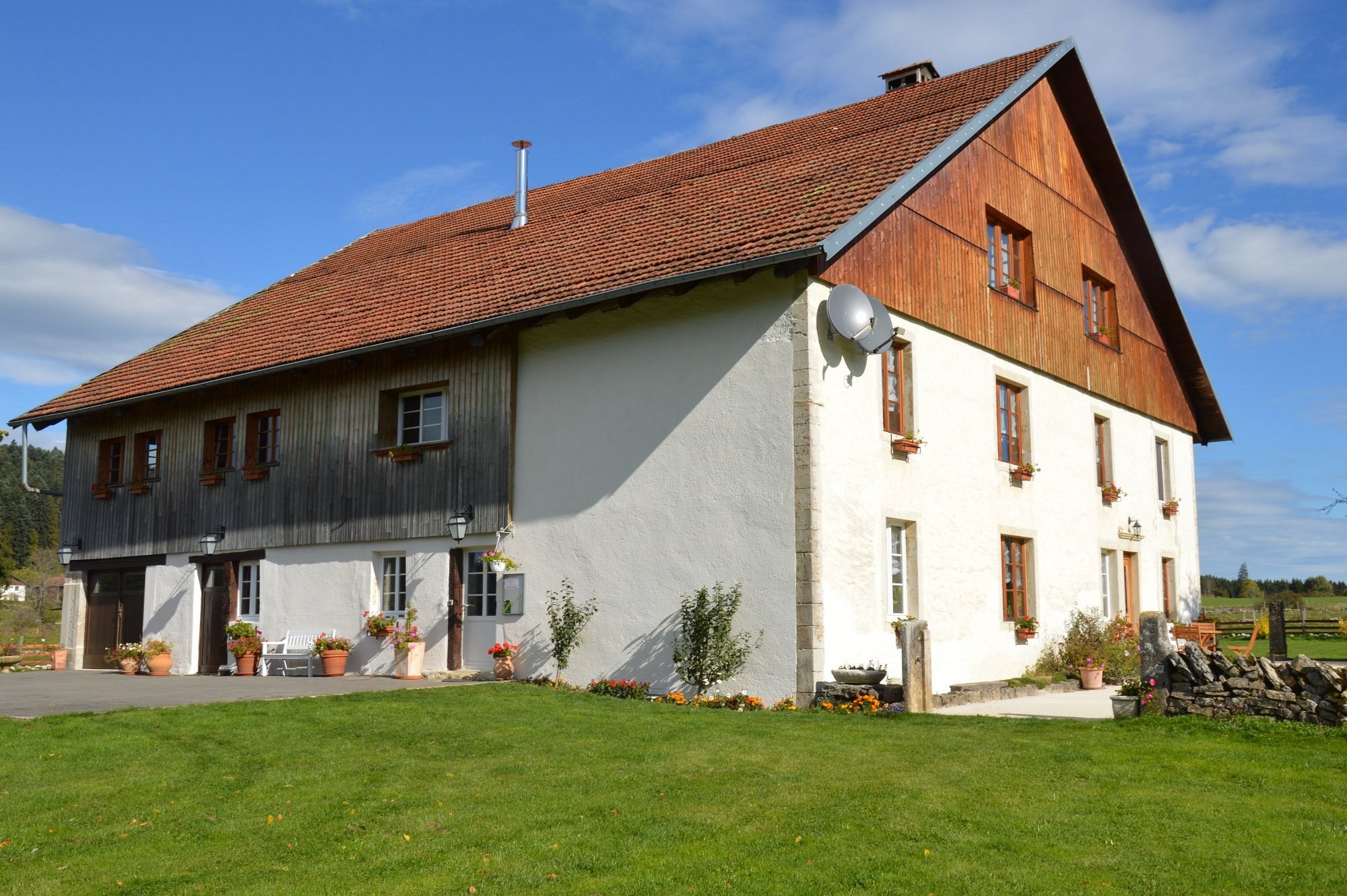Morin Farmhouse Round Fountain, Chambre d'Hôtes à Fournet-Blancheroche