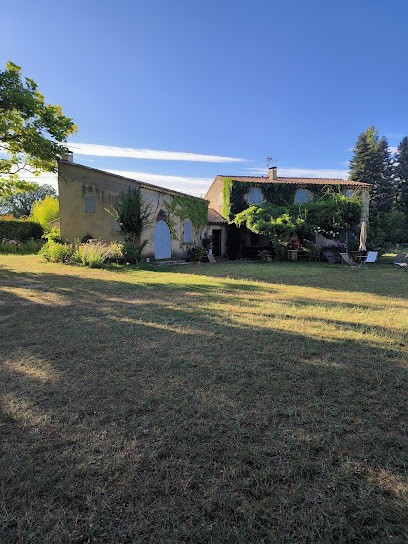 Le Mas Des Pins, Maison d'Hôtes à Mane