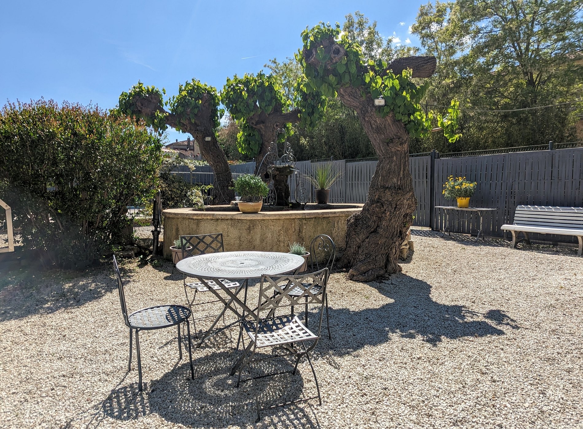 La Fontaine Aux Poissons Rouges, Chambre d'Hôtes à Moussac