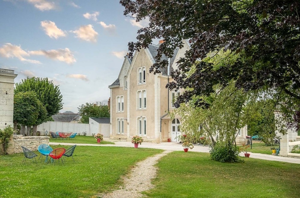 Manoir des Bertinières, Chambre d'Hôtes à Cravant-les-Côteaux