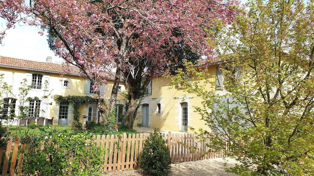 Domaine de Bourgville, Chambre d'Hôtes à Monts-sur-Guesnes