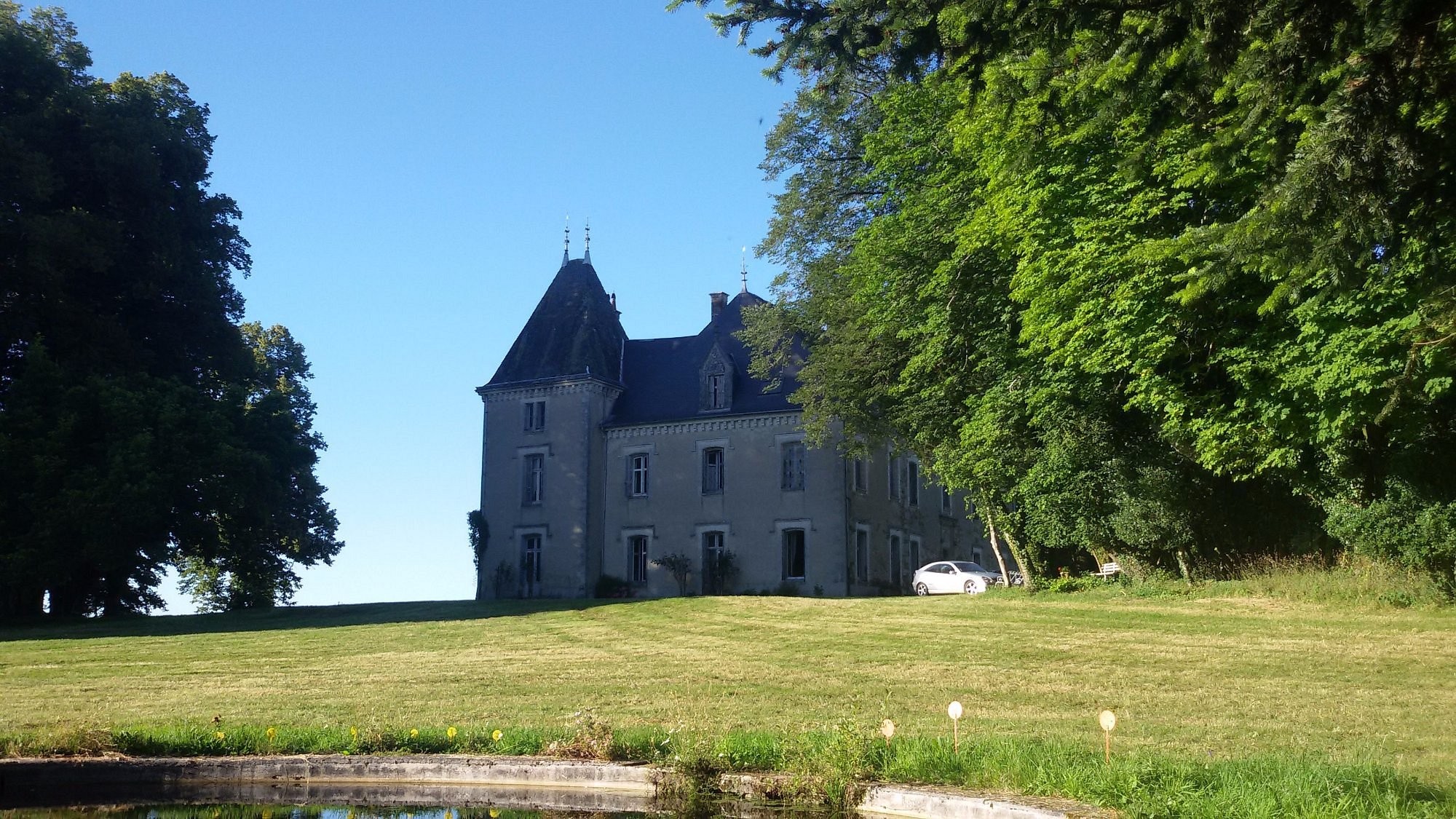 Chambres d'hôtes - Château de Forsac, Chambre d'Hôtes à Benayes