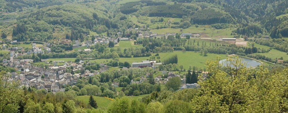 Gîte de groupe du Haut Cantal - Résidence de meublés de Tourisme, Chambre d'Hôtes à Condat