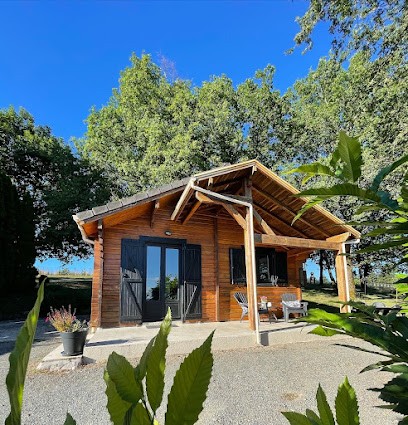 Le Domaine Des Chalets, Location de Vacances à Juillac