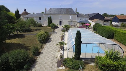 Domaine de la Fuie: Gîte proche Futuroscope, Chambre d'hôtes Futuroscope, avec piscine et table d'hôtes, proche Poitiers, Chambre d'Hôtes à Saint Martin la Pallu