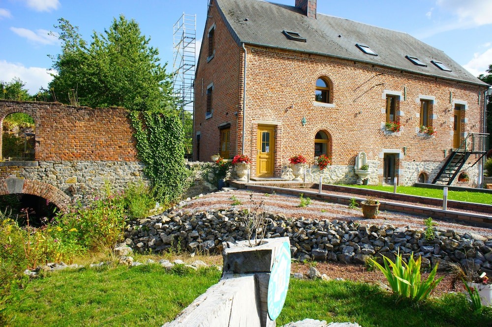 Aux Logis De La Solre, Chambre d'Hôtes à Ferrière-la-Petite