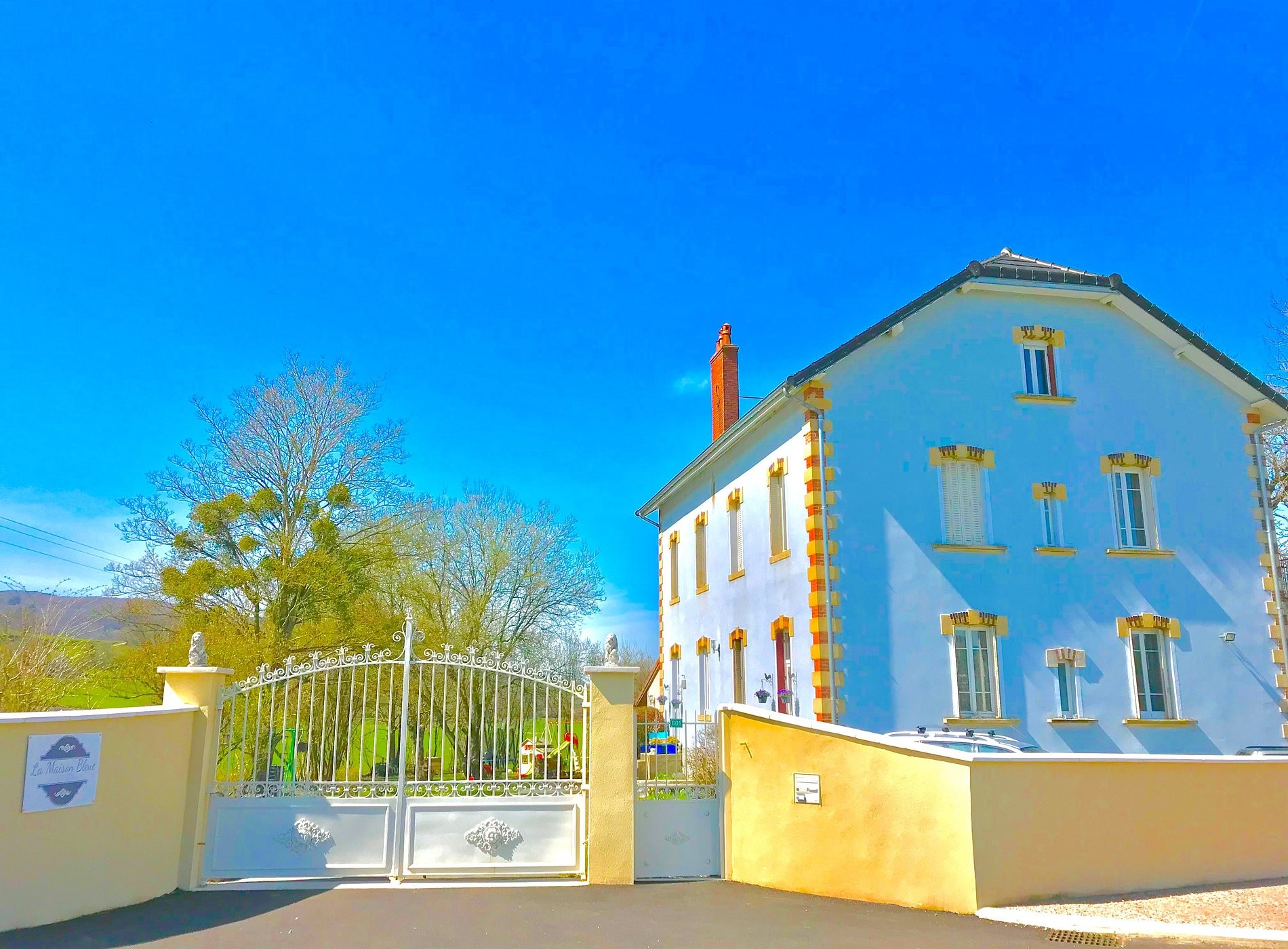 La Maison Bleue, Chambre d'Hôtes à Saint-Symphorien-de-Marmagne