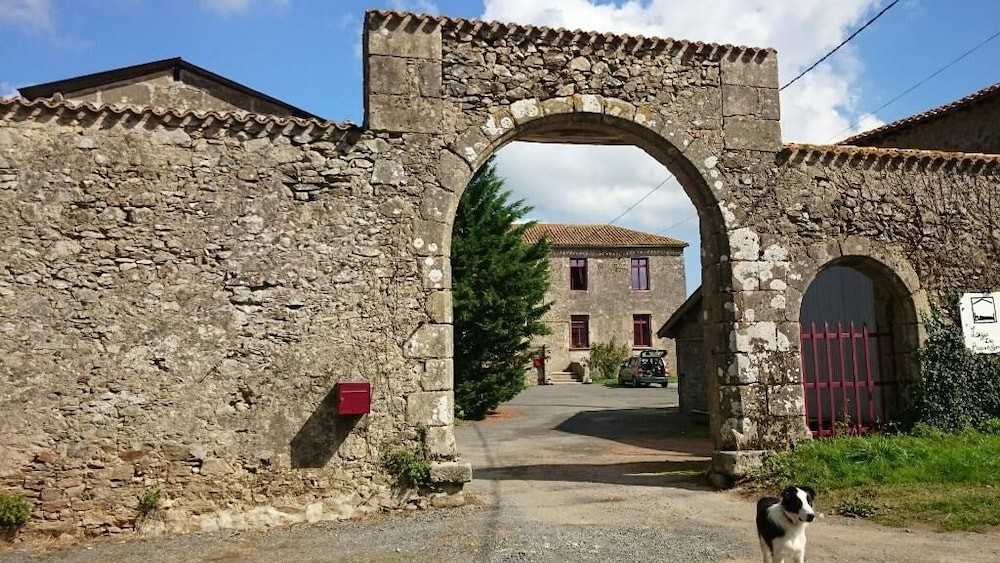 The Dwelling Of Riparfonds, Chambre d'Hôtes à Bressuire