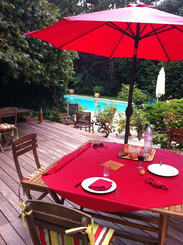 Chez Françoise et Michel-PISCINE 4 chambres 8 lits, Chambre d'Hôtes à Chaumes-en-Brie