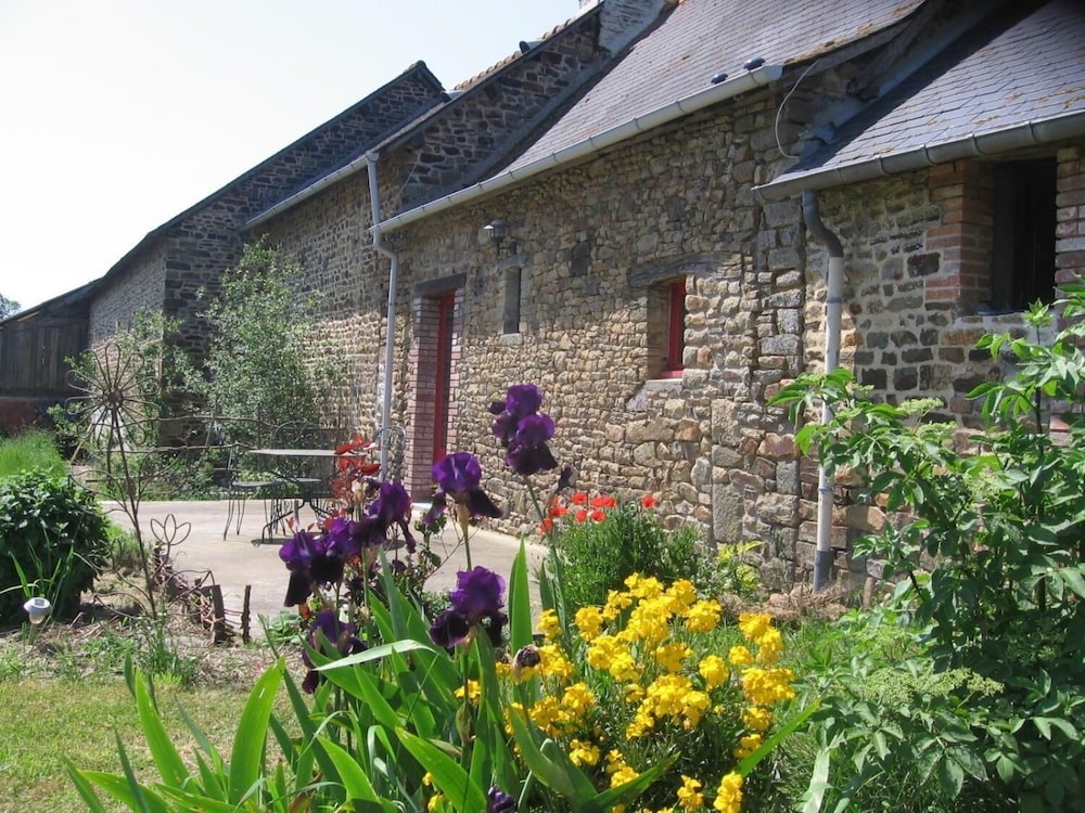 GITE Aux Bonnes Herbes - Goûtez Au Charme De La Campagne...., Chambre d'Hôtes à Bais