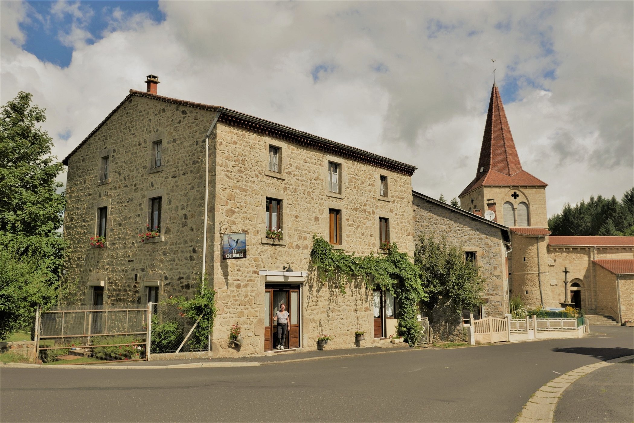 Chambre D'hôtes LA COULONIERE, Chambre d'Hôtes à Saint-Genès-la-Tourette