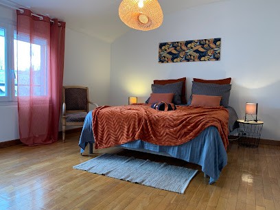 Gîte de la rivière 3 chambres patio et parking, Location de Vacances au Mans