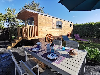 Séjour bien-être en hébergement insolite Roulotte ou en Gîte à 800 m des plages SPA massage jacuzzi sauna, Maison d'Hôtes à Porspoder