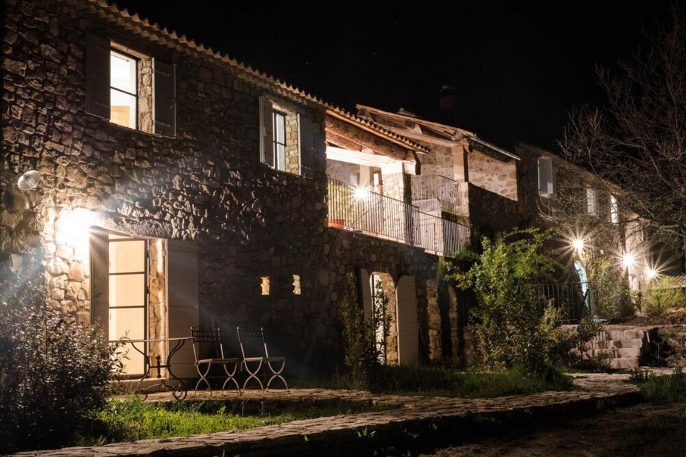 Domaine de Saint Quentin, Chambre d'Hôtes à Oppedette