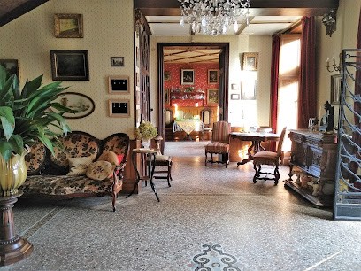 Château de la Vernède Chambres d'hôtes Famille CHAUVE, Chambre d'Hôtes à Saint-Rémy-de-Chargnat