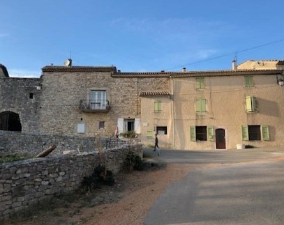 Maison de village à l’entrée de Limans : location maison de vacances 2 chambres/ jusqu’à 5 personnes proche du centre du village et à proximité de sites d’intérêt et attractions touristiques à Limans proche Colorado provençal, Mane, Forcalq, Location de Vacances à Limans