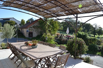 The Fleurat House Bed & Breakfast & Equestrian Activities, Chambre d'Hôtes à Domeyrot