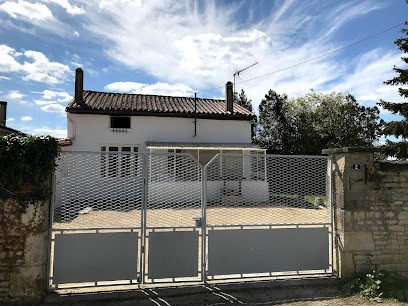Gite - La Petit Maison a Loubile, Location de Vacances à Loubillé