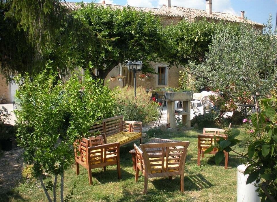 LE JAS DES GRANDS CEDRES, Maison d'Hôtes à Puyméras