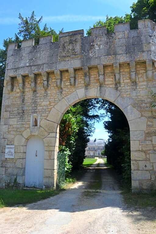 The Sweet Wood Castle Dwelling, Chambre d'Hôtes à Lavoux