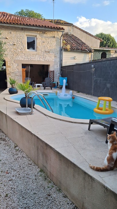Grande chambre d'hôte avec piscine chauffée et Jacuzzi à disposition, Chambre d'Hôtes à Chef-Boutonne