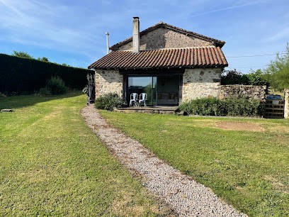 Barn Long House With Private Pool, Location de Vacances à Chassenon