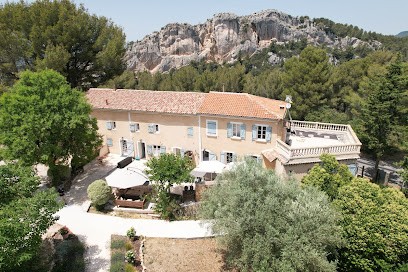 Mas Cimaï, rooms & guest table, pool and cottage, Chambre d'Hôtes à Évenos