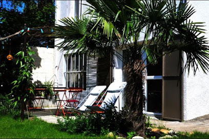 Studio Un Jardin En Ville, Location De Vacances à Caluire-et-Cuire