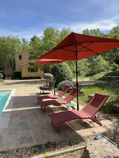 Ma Petite Maison Dans Les Pins, Location de Vacances à Roussillon