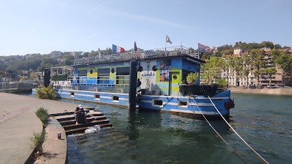 Studio Péniche - ACIS ET GALATEE seule la timonerie est disponible, Location de Vacances à Lyon 02