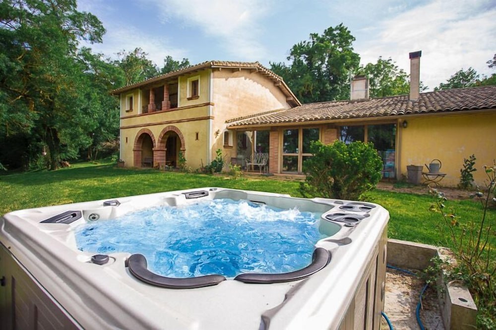 Le Pigeonnier De Guerre - Chambres D'hôtes- Table D'hôtes, Chambre d'Hôtes à L'Isle-Jourdain