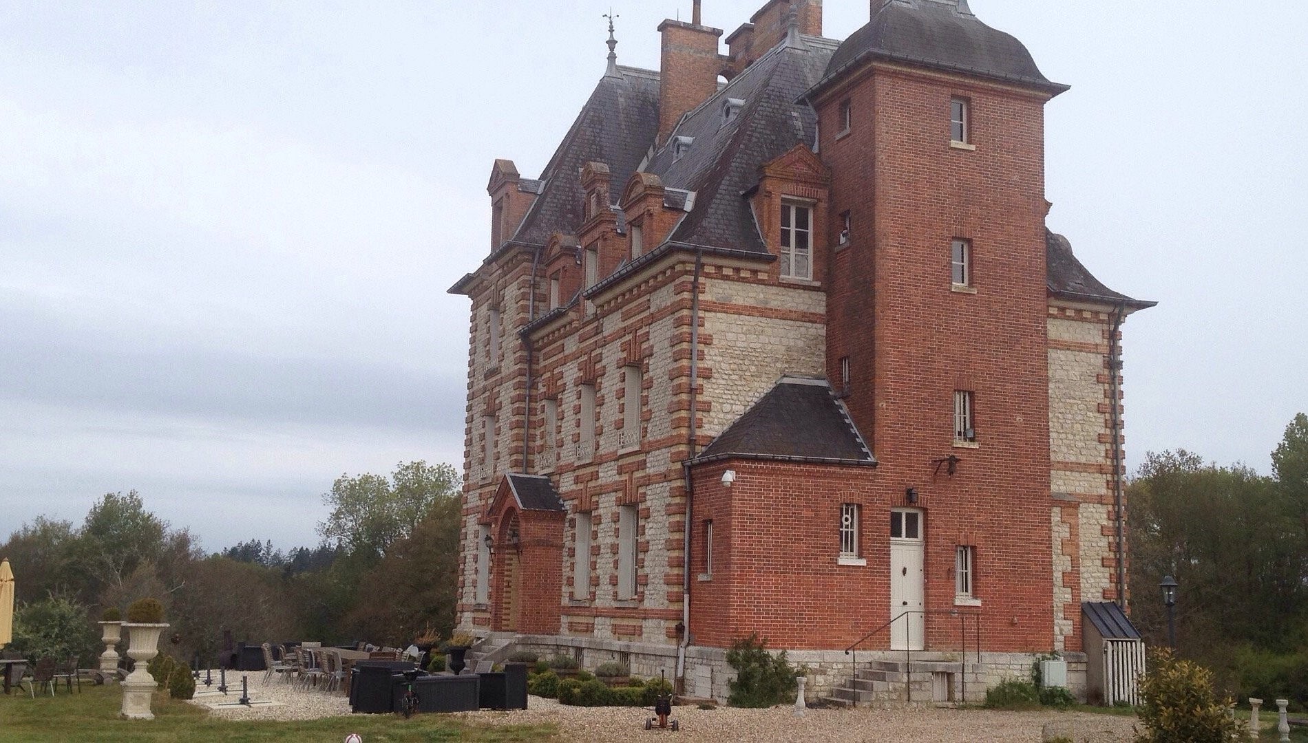 Castle Of Epilly, Chambre d'Hôtes à Chaumont-sur-Tharonne