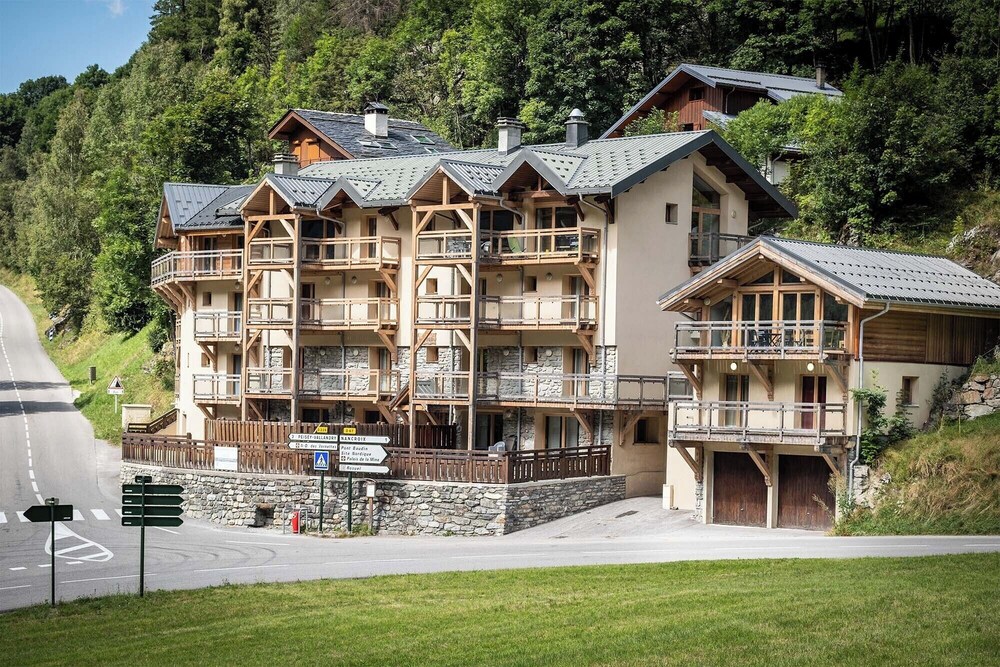 Chalet Les Amis, Location De Vacances à Peisey-Nancroix