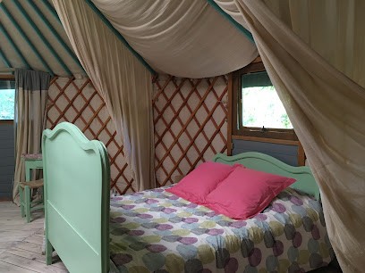 Hébergement insolite, séjour déconnexion en yourte et cabane: Les Jardins d'Yzorche, Maison d'Hôtes à Champagnac-la-Noaille