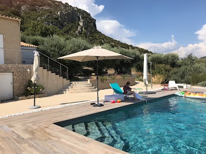 2 bedroom B&B apartment with panoramic views and shared access to a private swimming pool, Chambre d'Hôtes à Volx