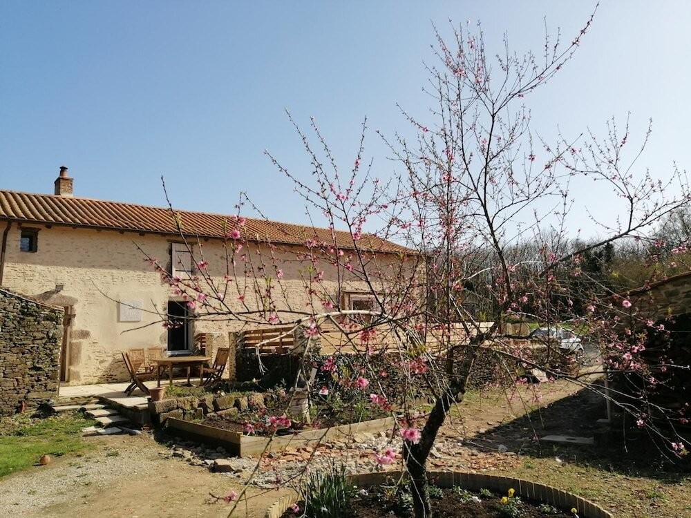 Chambres D'hôtes La Source, Chambre d'Hôtes à Mareuil-sur-Lay-Dissais