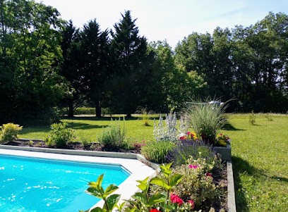 La Maison Des Beaux Jardin, Location de Vacances à Loubès-Bernac