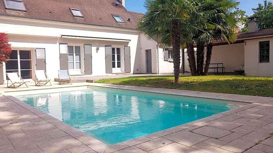 Pool house in Disneyland BMYGUEST, Chambre d'Hôtes à Serris