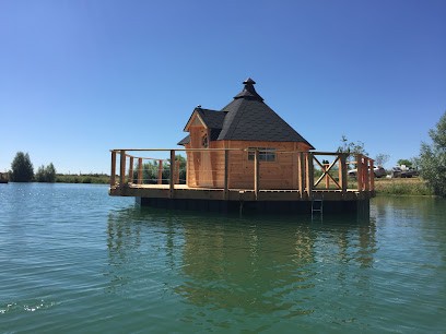 Domaine The Millenium (cabanes flottantes-pêche), Chambre d'Hôtes à Varanges