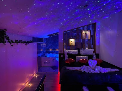 VenusiaRoom Grenoble- Suite Romantique - Jacuzzi Privatif - Love Room, Location de Vacances à Échirolles