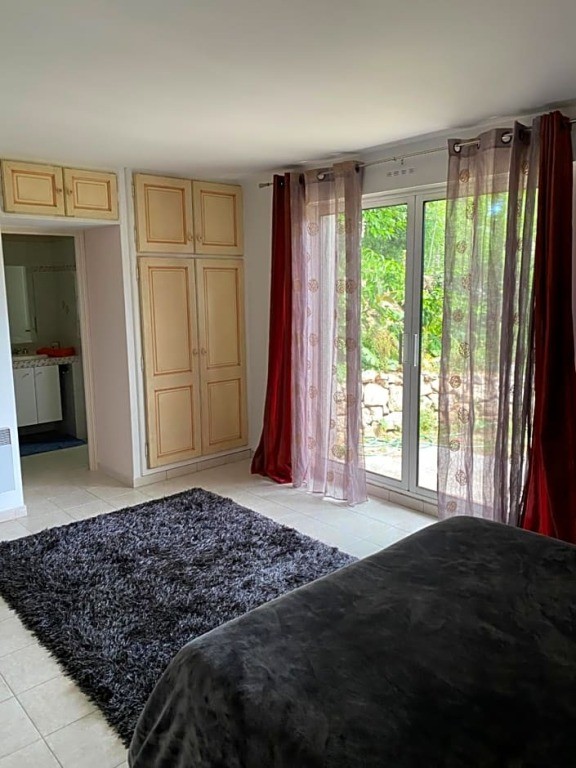 Chambre spacieuse indépendante dans villa plus parking privée, Chambre d'Hôtes au Cannet