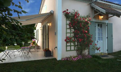 La Petite Maison Des Baffettes, Location de Vacances à Nantheuil