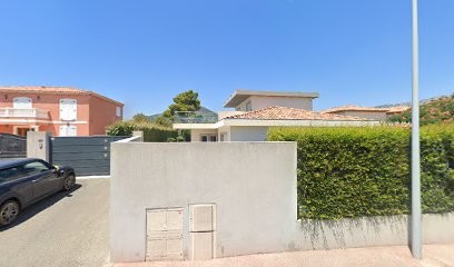 Suite indépendante standing, terrasse arborée et parking privé discret dans villa contemporaine avec piscine., Chambre d'Hôtes à La Valette-du-Var