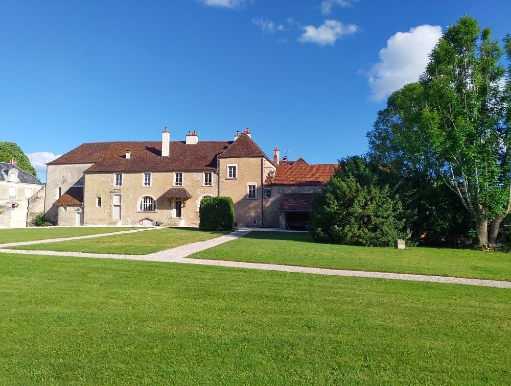 LE PRIEURÉ Noyers-sur-Serein, Chambre d'Hôtes à Noyers