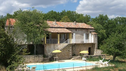 La Roche Grand Gîte Isolé, Location de Vacances à Salavas