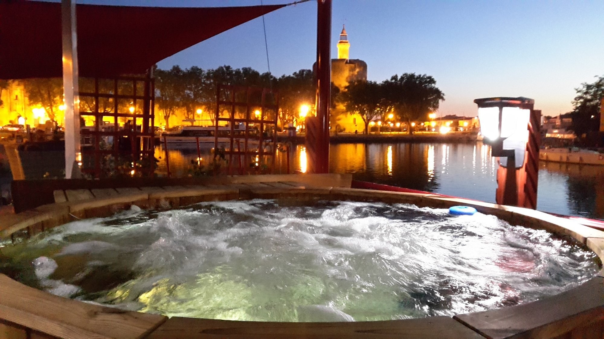 Péniche  Tic et Tac , Chambre d'Hôtes à Aigues-Mortes