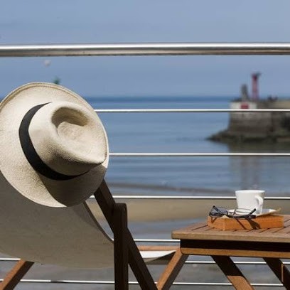 La Maison sur le Quai - Gîte by Les Filles du Bord de Mer, Location de Vacances à Port-en-Bessin-Huppain