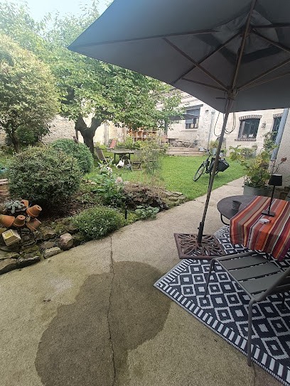 FENETRE SUR COUR, Chambre d'Hôtes à Clairoix