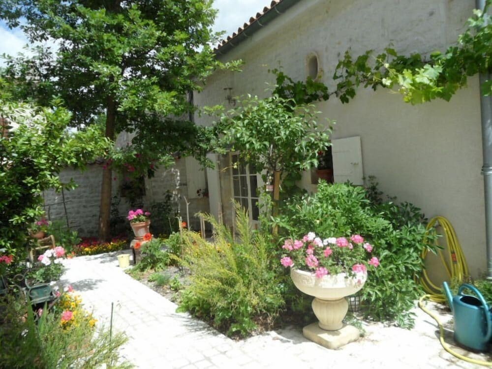 La Fleur De Vigne - Maison D'Hotes, Chambre d'Hôtes à Gensac-la-Pallue